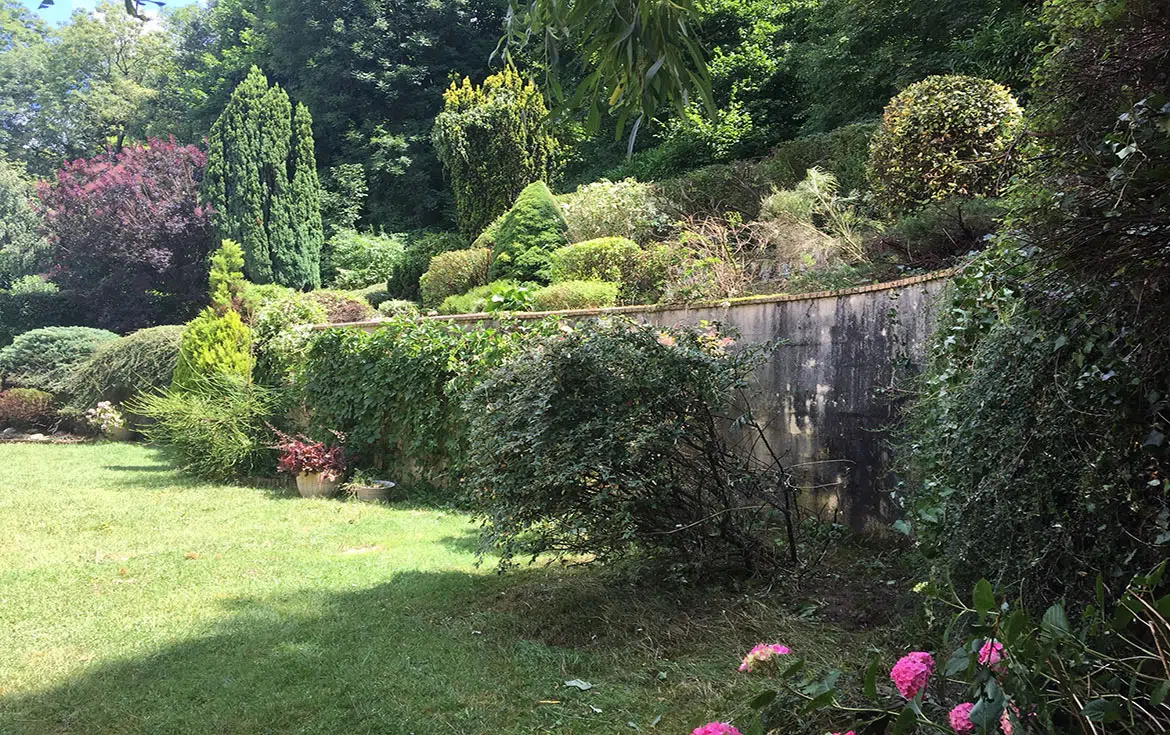 l'entretien d'un jardin paysagé