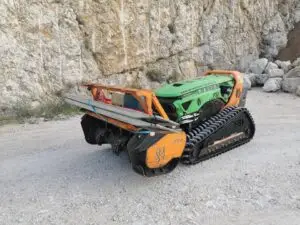 Machine téléguidée pour débroussaillement