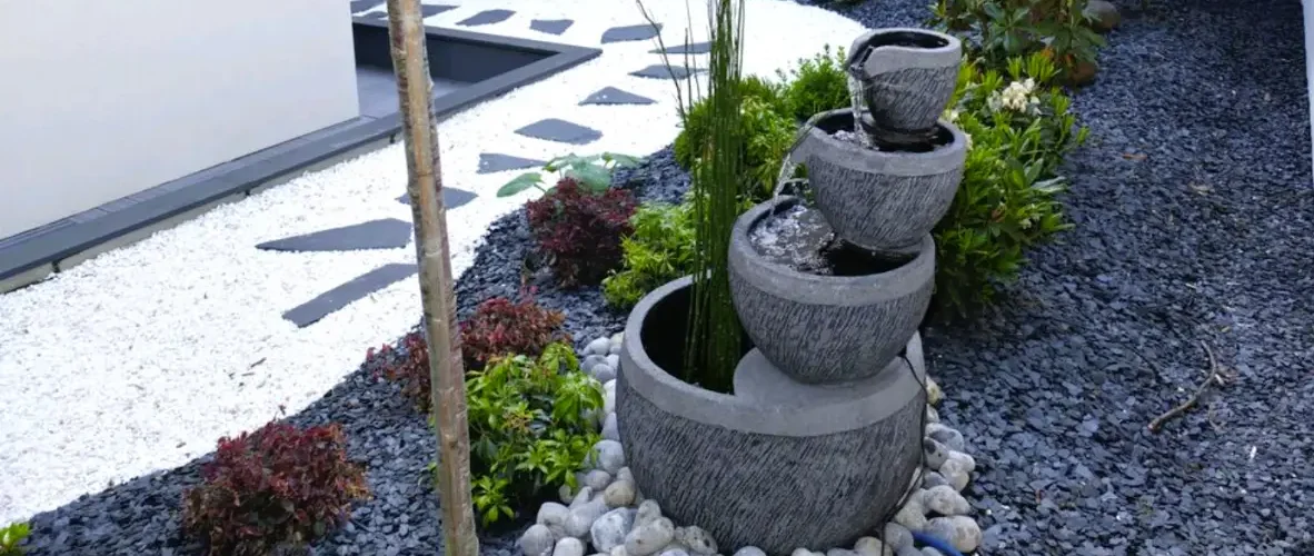 Jardin avec graviers blancs et gris