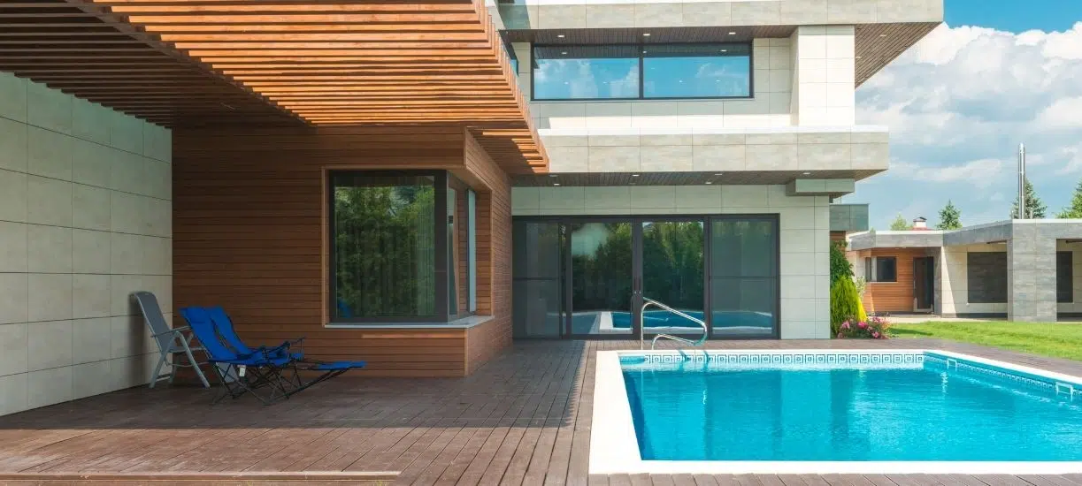 Terrasse de piscine en bois