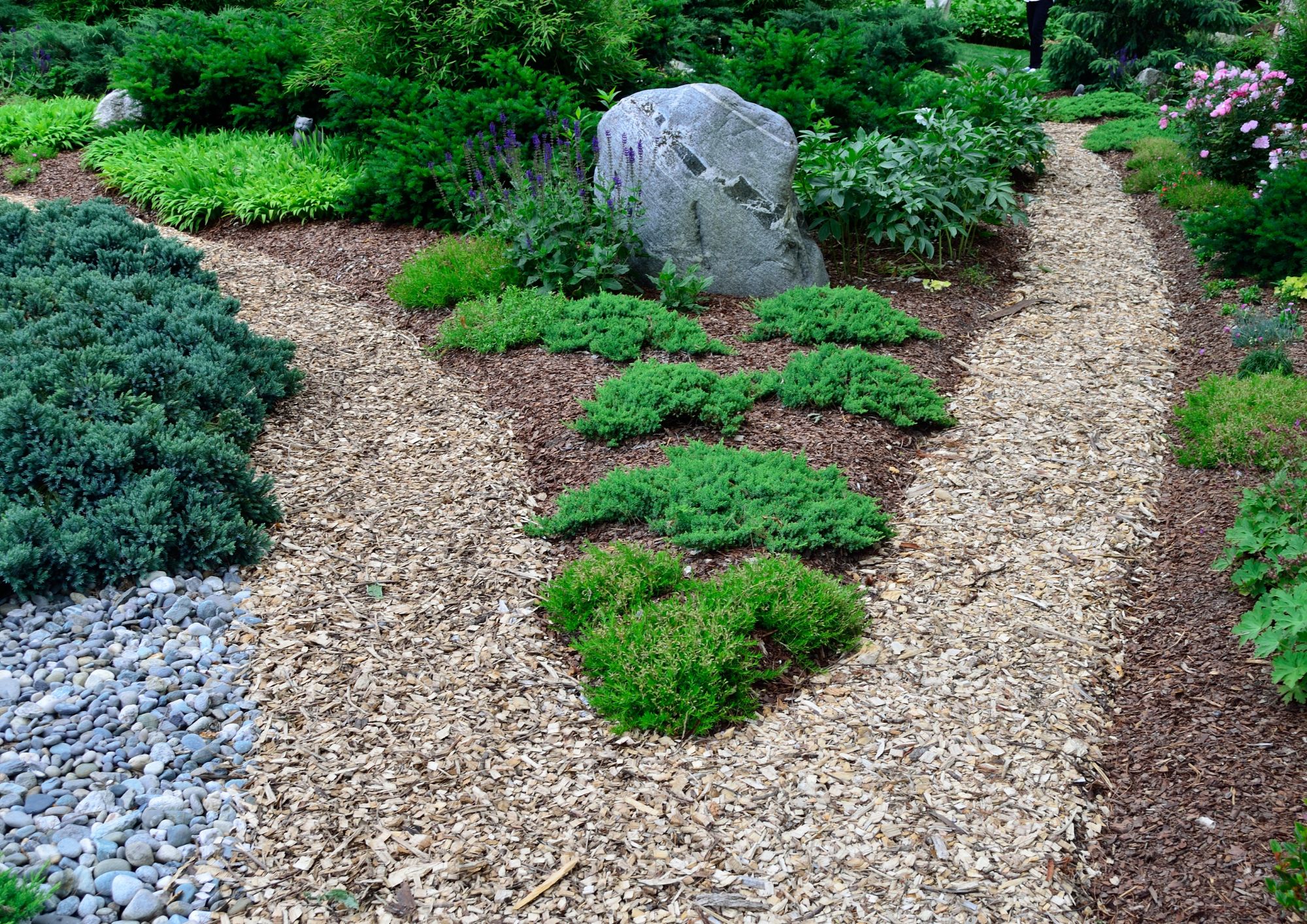 Aménagement de jardin avec galets, écorces colorées et roches décoratives