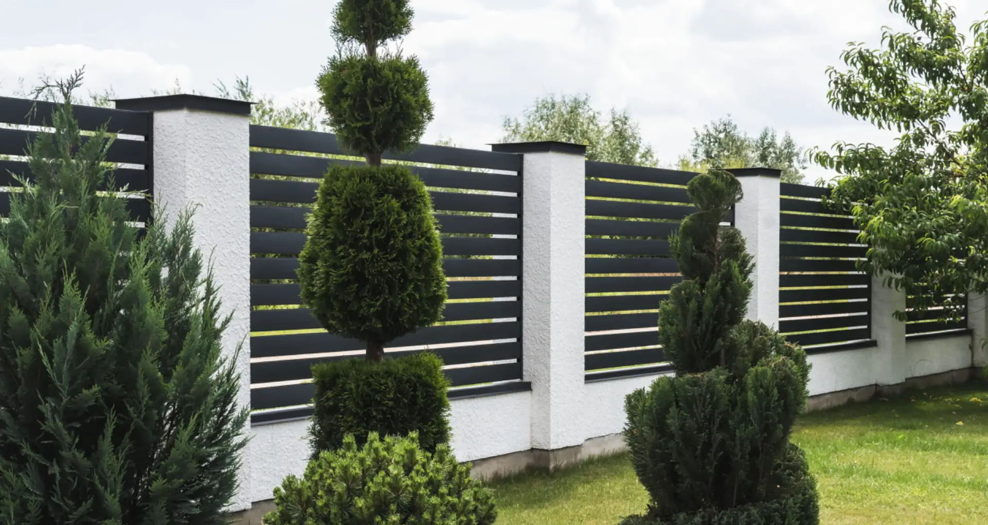 haie et clôture de jardin entretenues par un jardinier professionnel