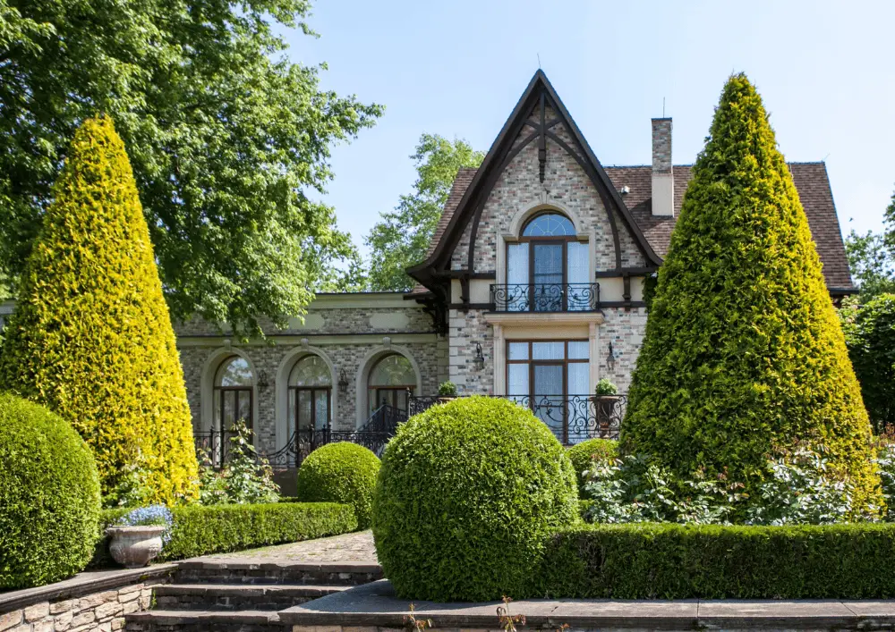Jardin à la française avec parterres géométriques et topiaires - style classique parmi les différents styles de jardins