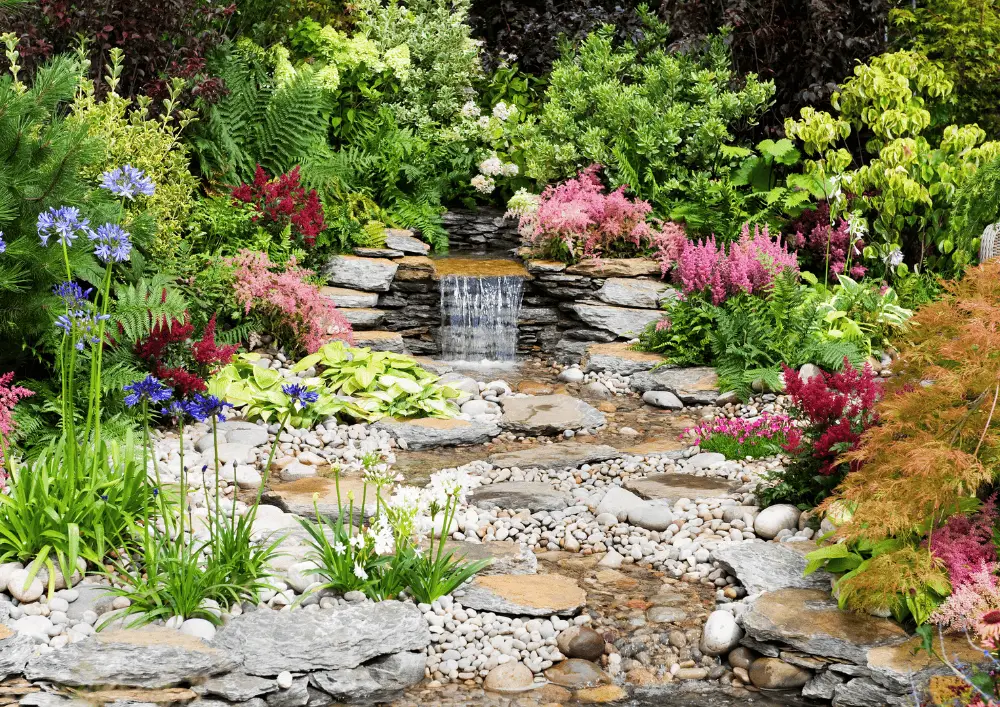 Jardin fleuri avec point d'eau et végétation abondante - calendrier annuel pour cultiver et entretenir les plantes du jardin